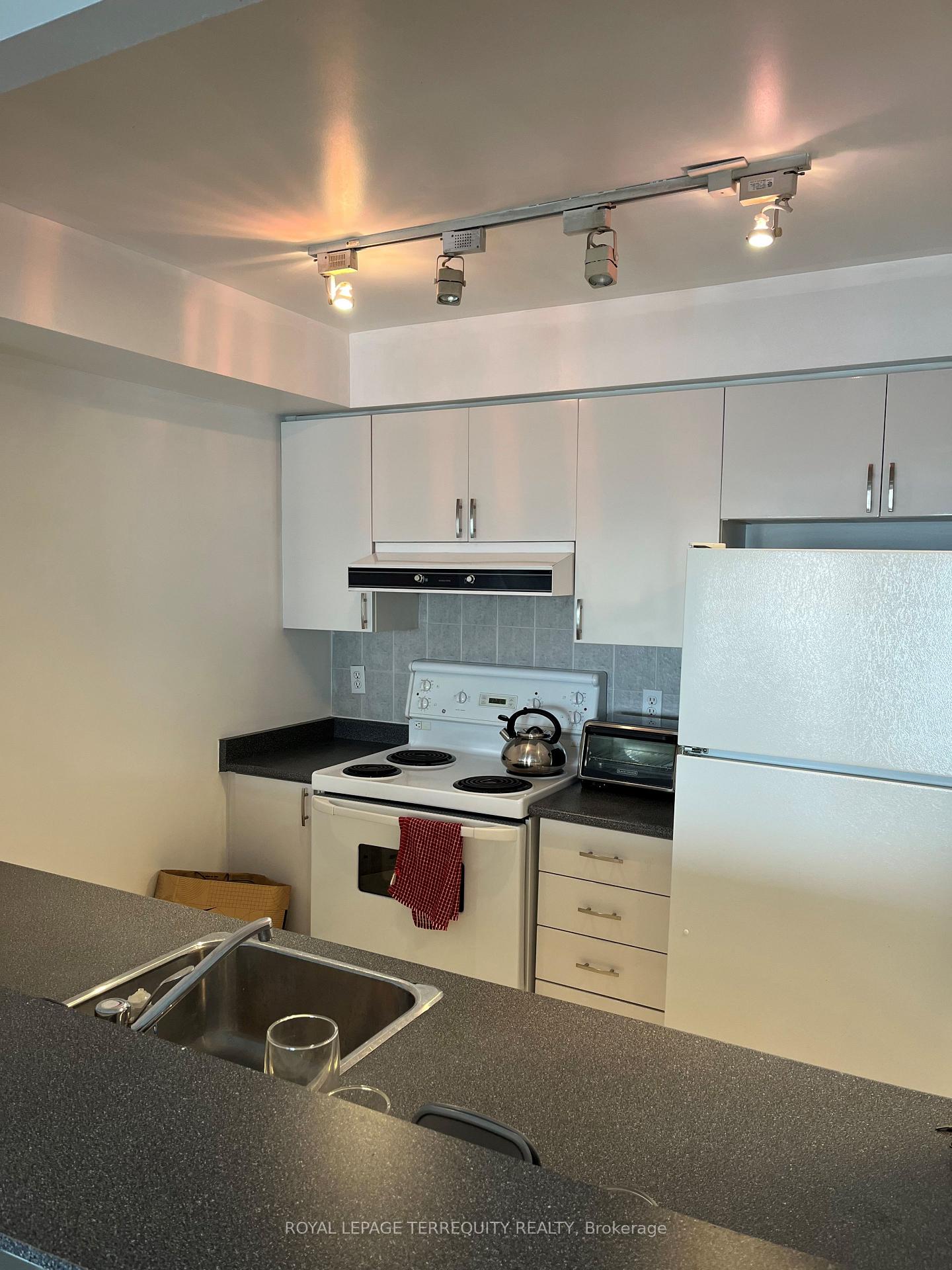 Photo 2 of Unit 901, 399 South Park Road, Markham, Commerce Valley — HOMEH