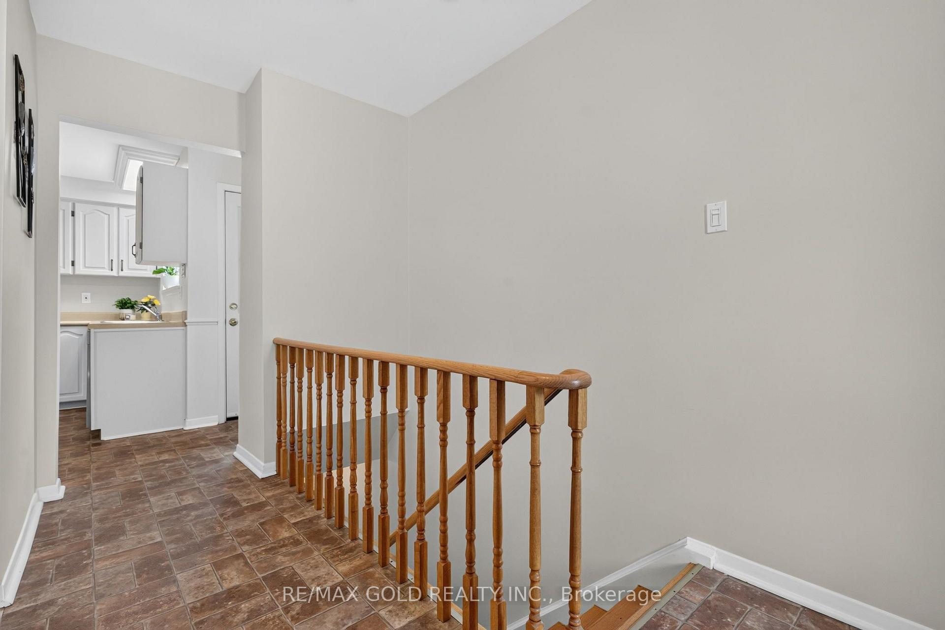 Photo 4 of 26 Deerfield Crescent, Brampton, Southgate — HOMEH
