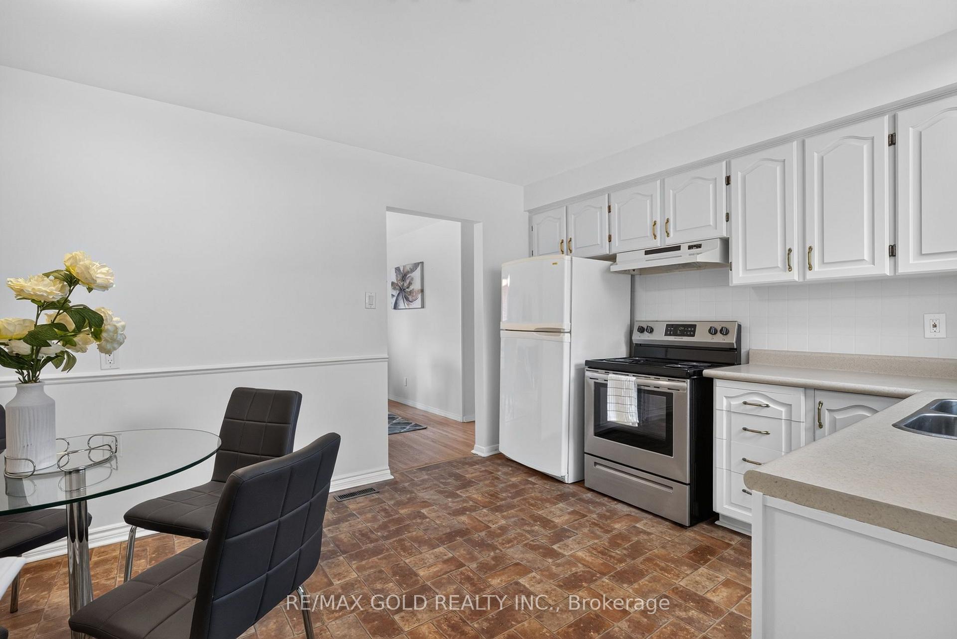 Photo 16 of 26 Deerfield Crescent, Brampton, Southgate — HOMEH