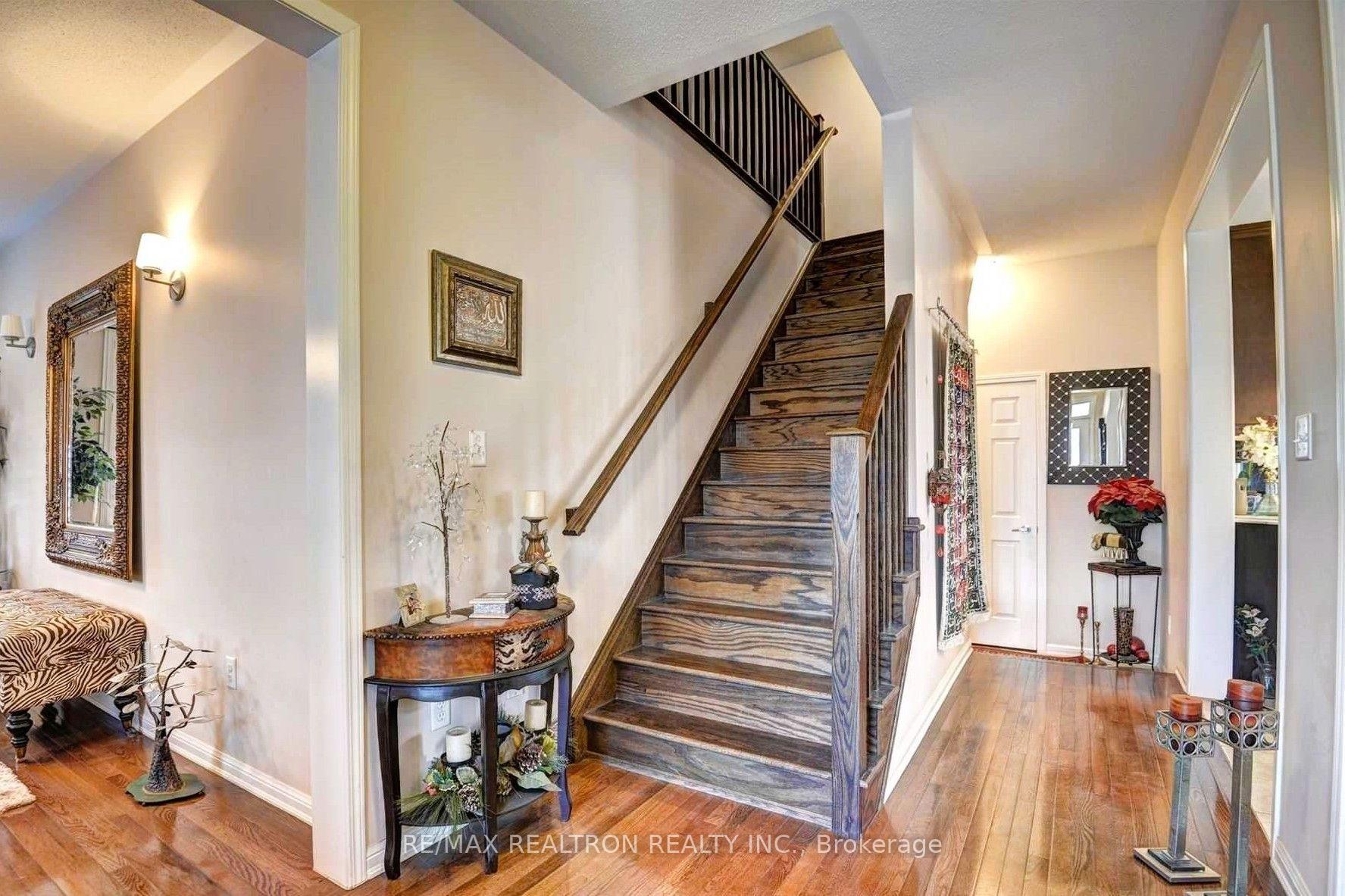 Photo 3 of 2 Clenston Road, Brampton, Northwest Brampton — HOMEH