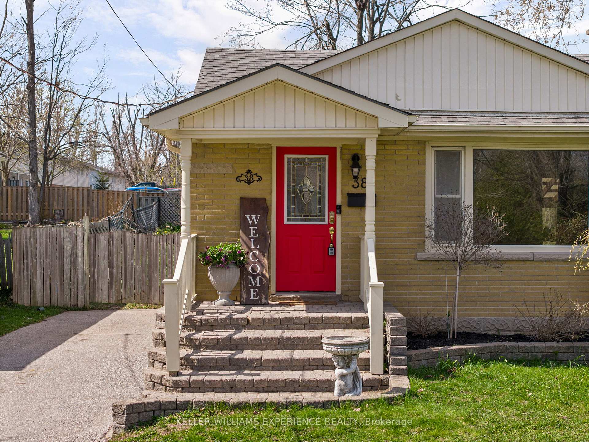Photo 3 of 38 North Street W, Orillia — HOMEH