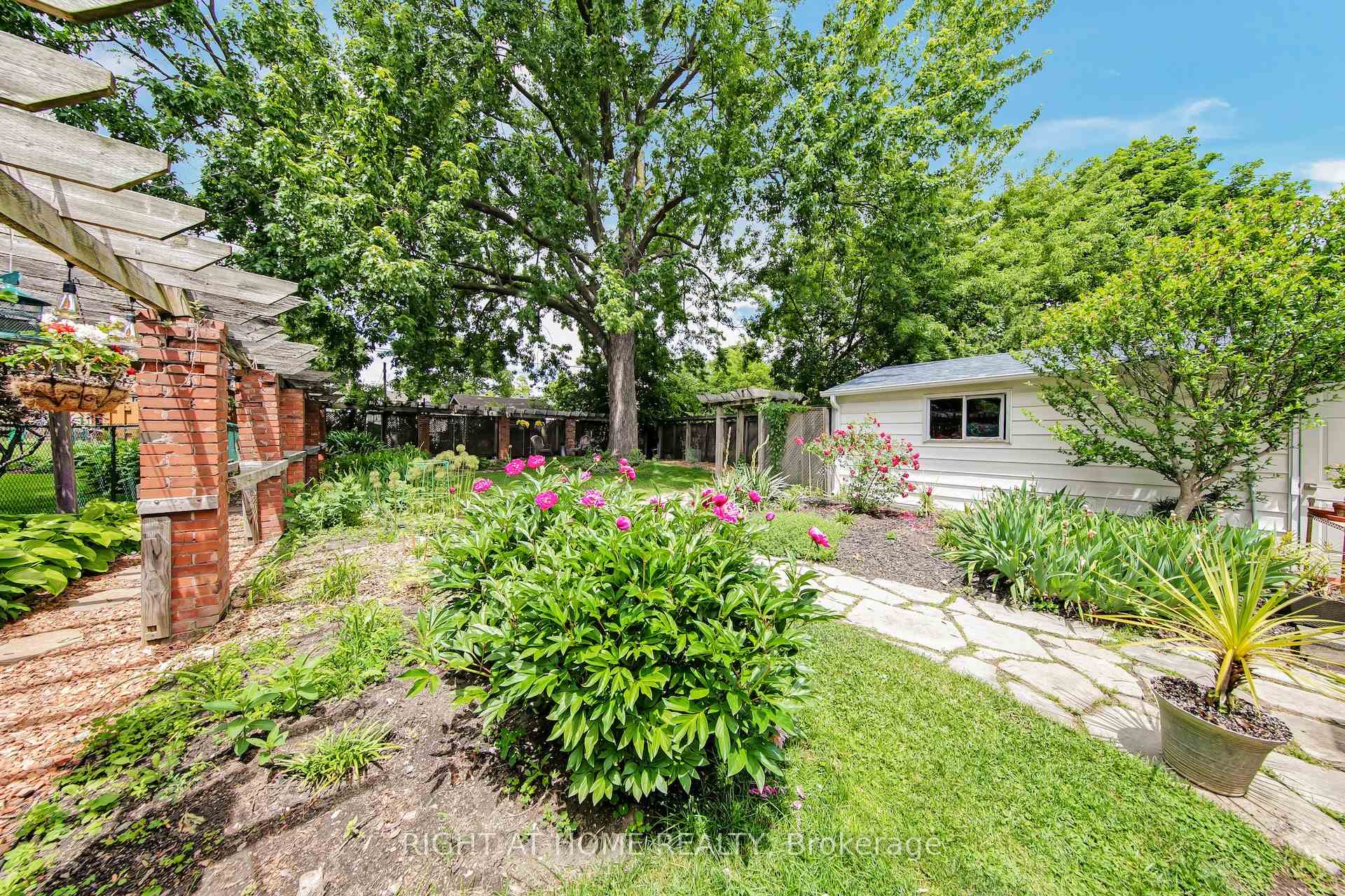 Photo 38 of 74 Mccaul Street, Brampton, Brampton North — HOMEH