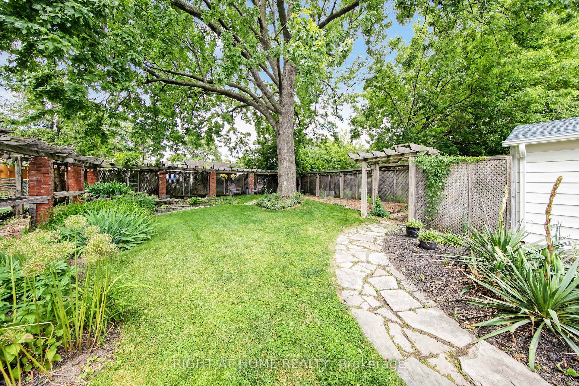 Photo 40 of 74 Mccaul Street, Brampton, Brampton North — HOMEH