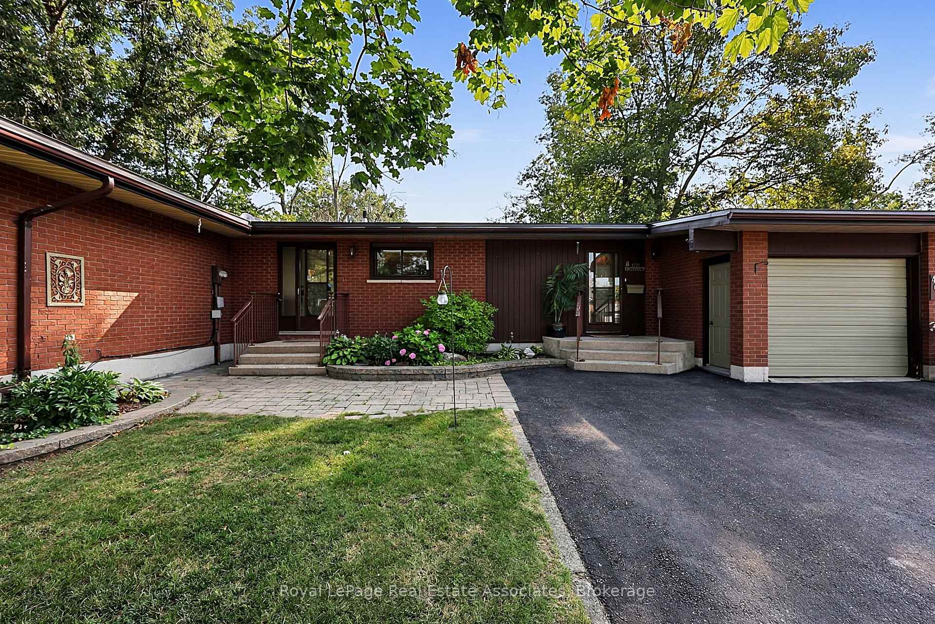 Photo 2 of 408 Mooney Crescent, Orillia — HOMEH