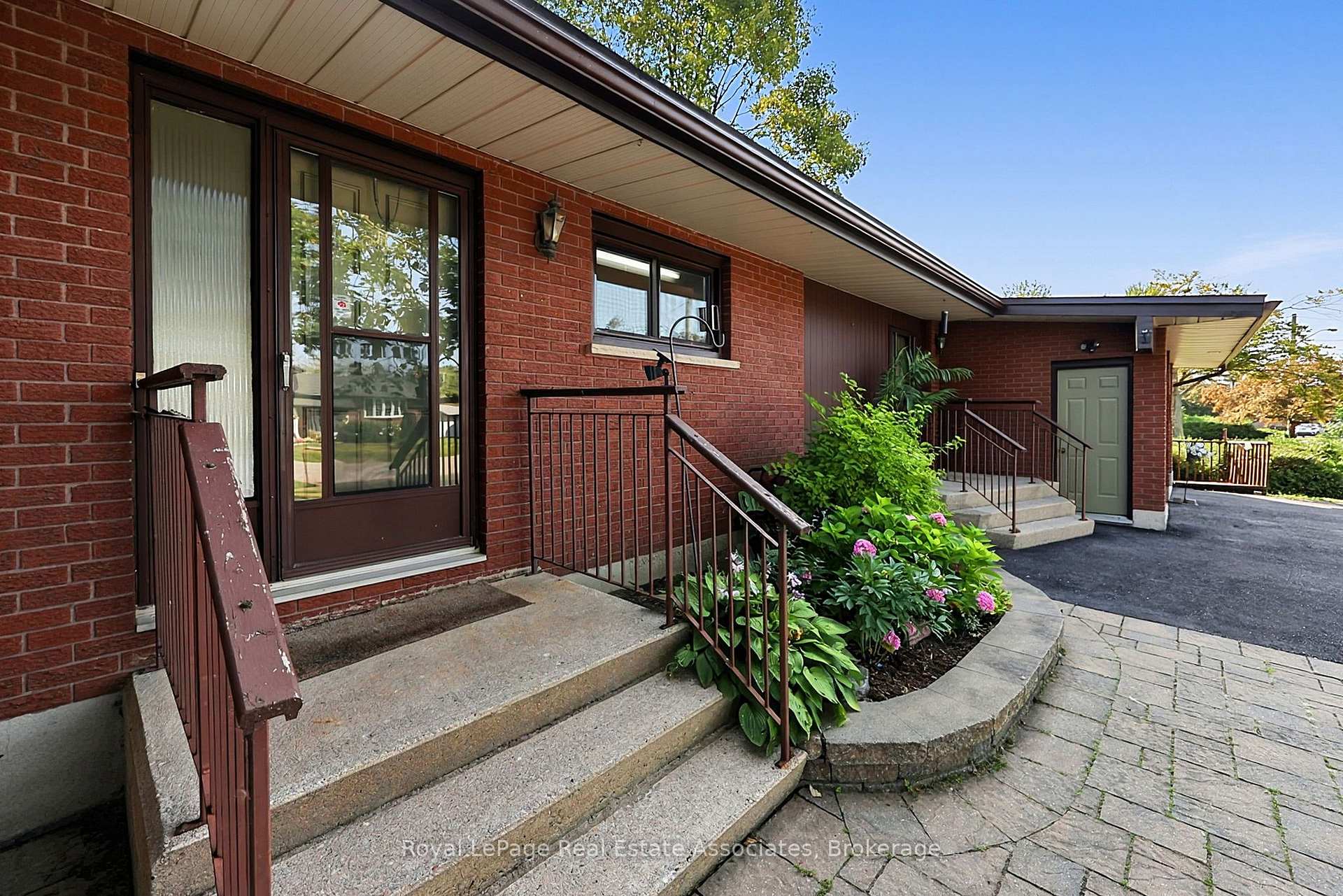 Photo 3 of 408 Mooney Crescent, Orillia — HOMEH