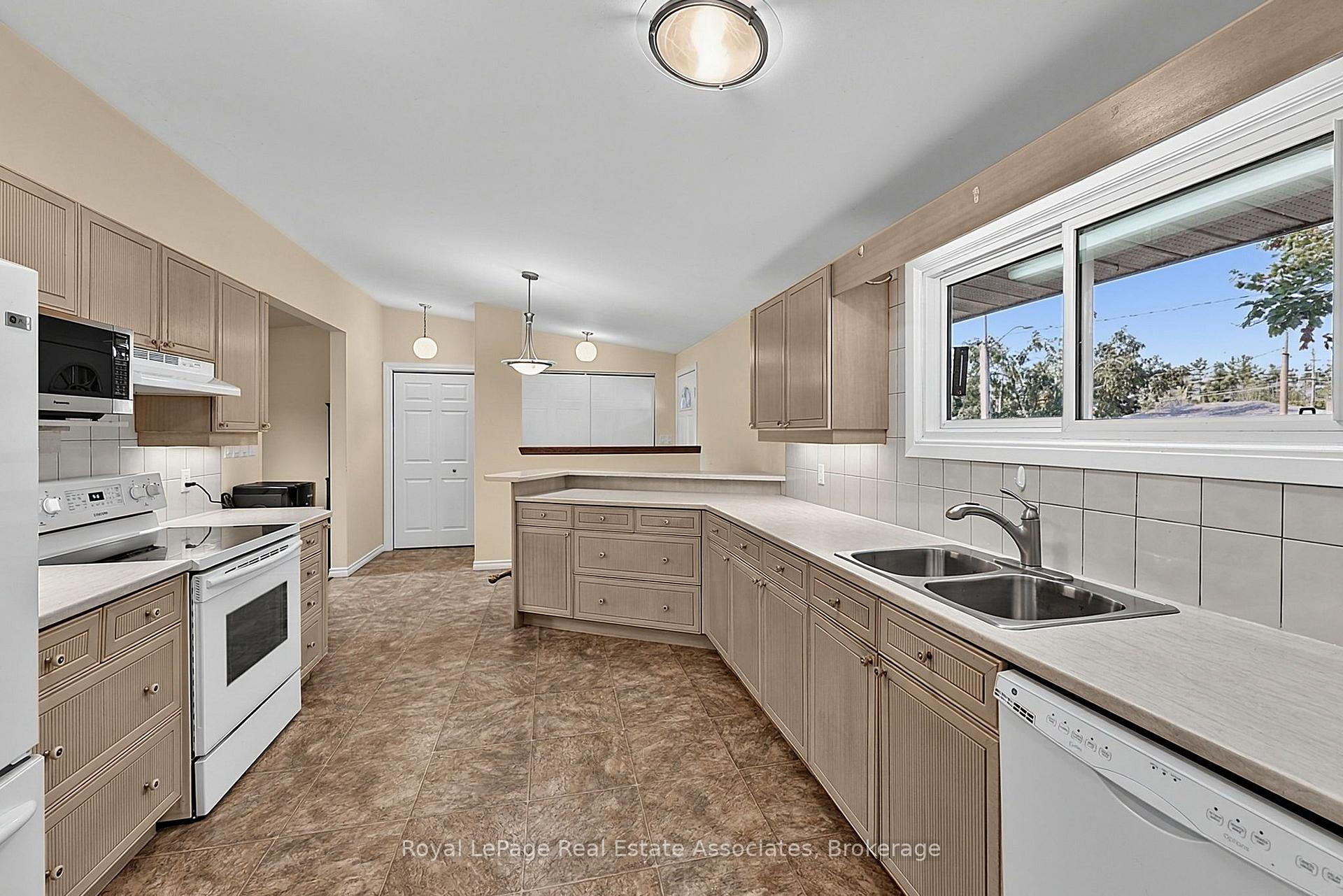 Photo 16 of 408 Mooney Crescent, Orillia — HOMEH