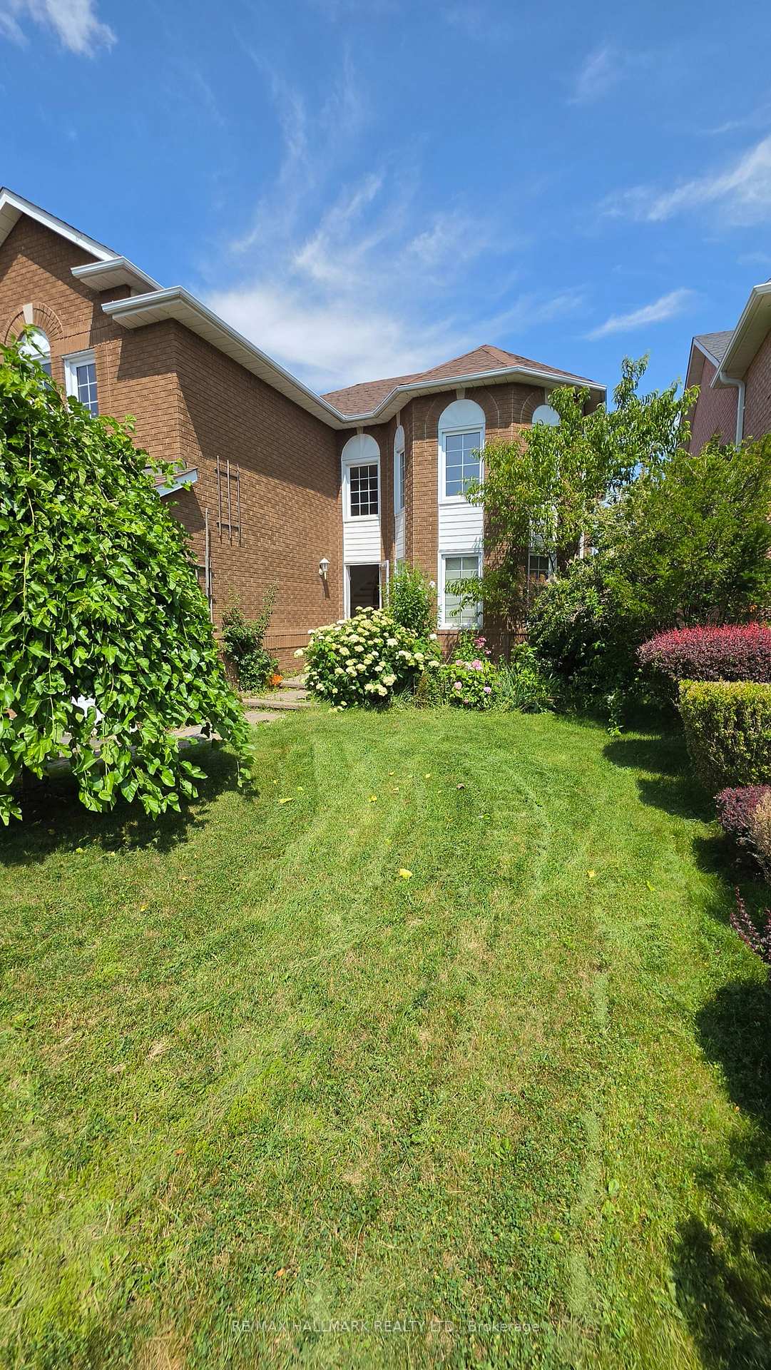 Photo 3 of 39 Pogson Drive, Whitby, Rolling Acres — HOMEH