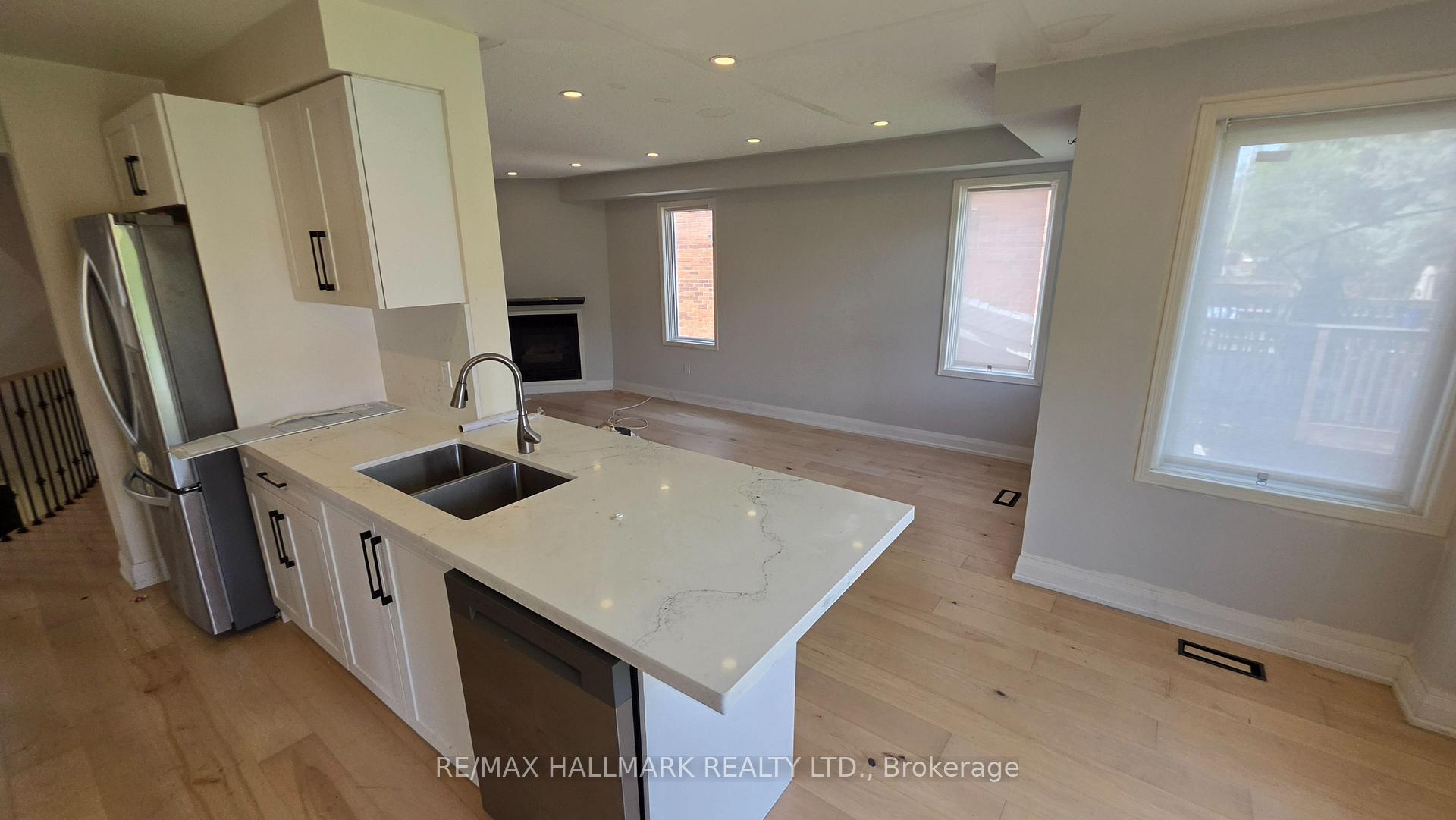 Photo 10 of 39 Pogson Drive, Whitby, Rolling Acres — HOMEH