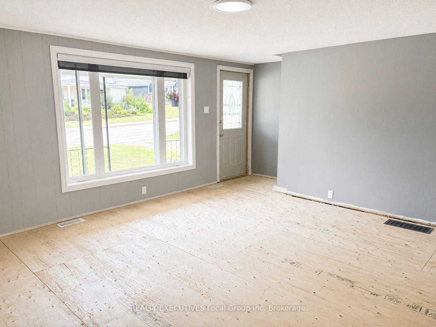 Photo 7 of 926 Main Street N, Callander — HOMEH