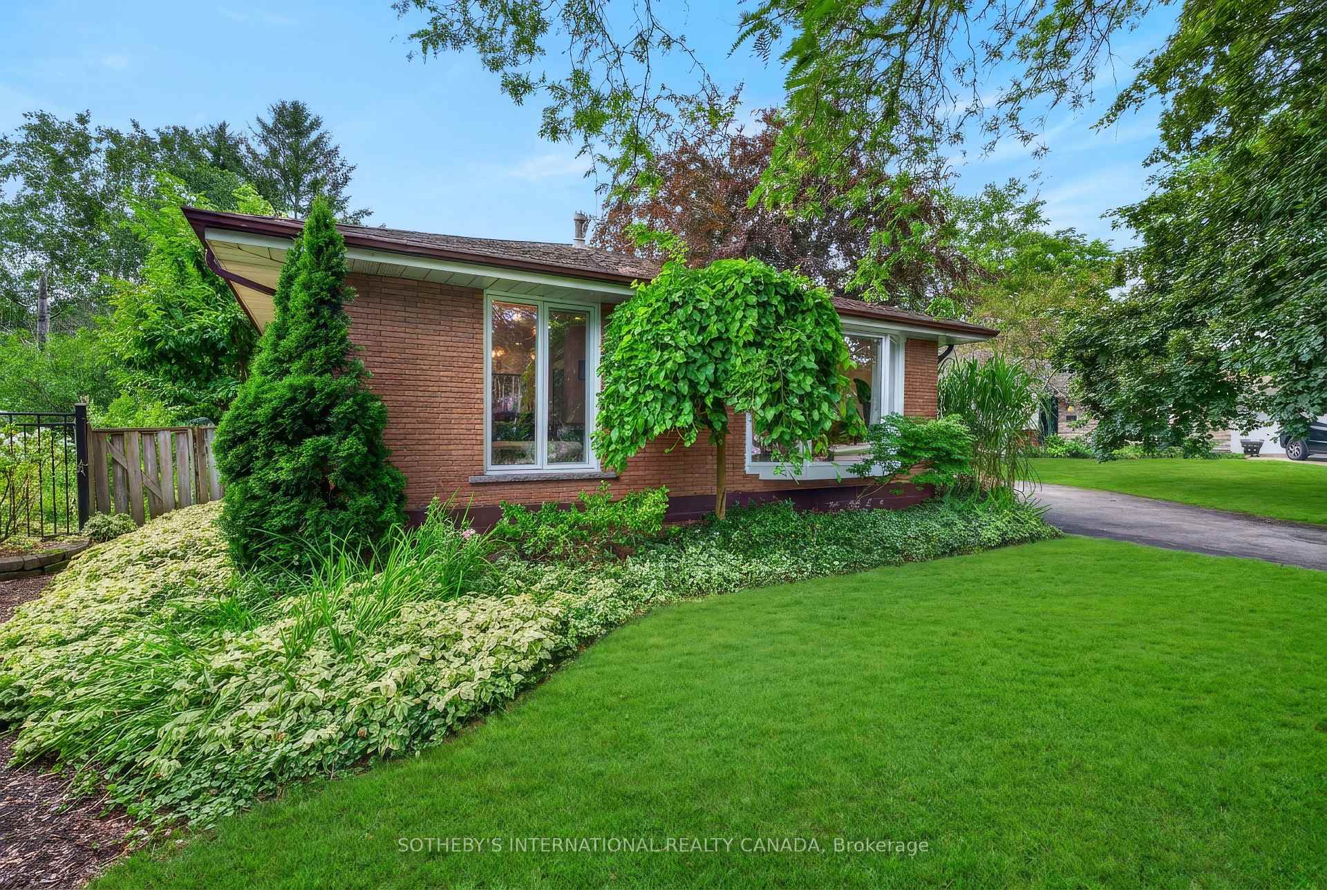 Photo 2 of 20 Monarch Court, Hamilton, Dundas — HOMEH