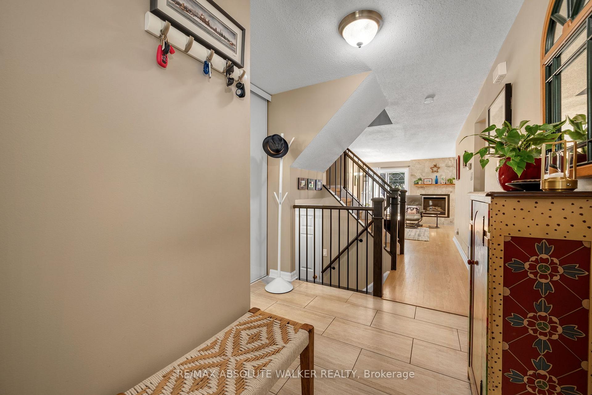 Photo 4 of 1546 Meadowfield Place, Ottawa, Chapel Hill — HOMEH