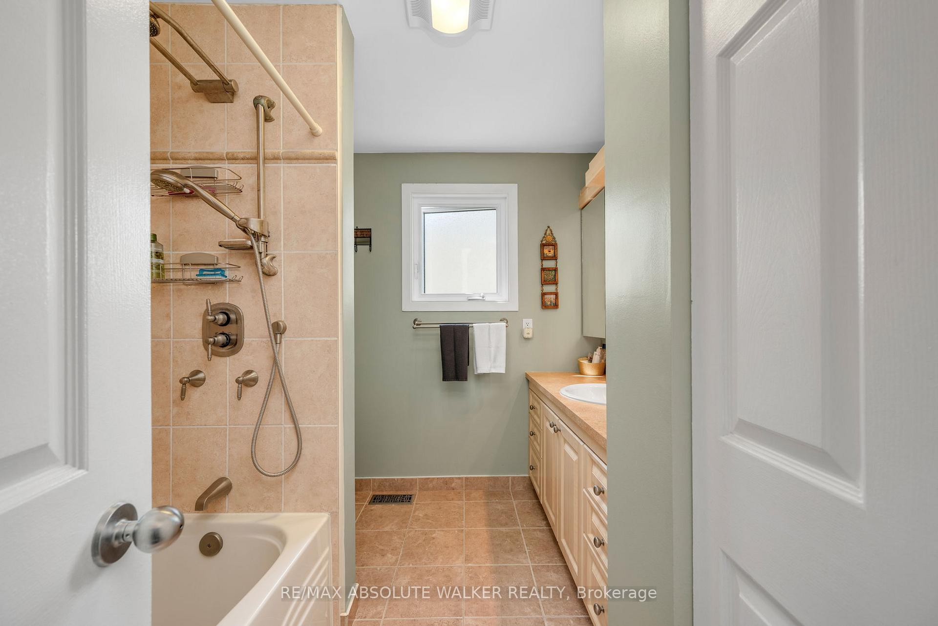 Photo 25 of 1546 Meadowfield Place, Ottawa, Chapel Hill — HOMEH