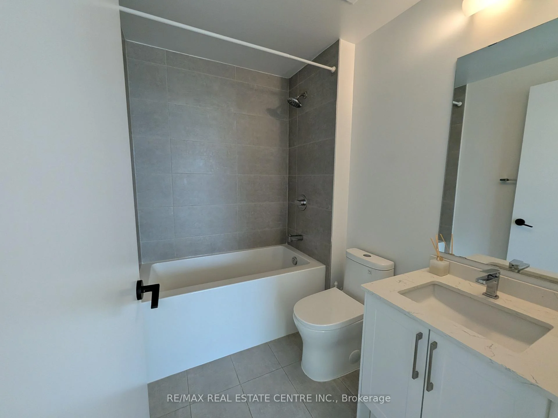 Photo 9 of Unit 417, 2450 Old Bronte Road, Oakville, Westmount — HOMEH