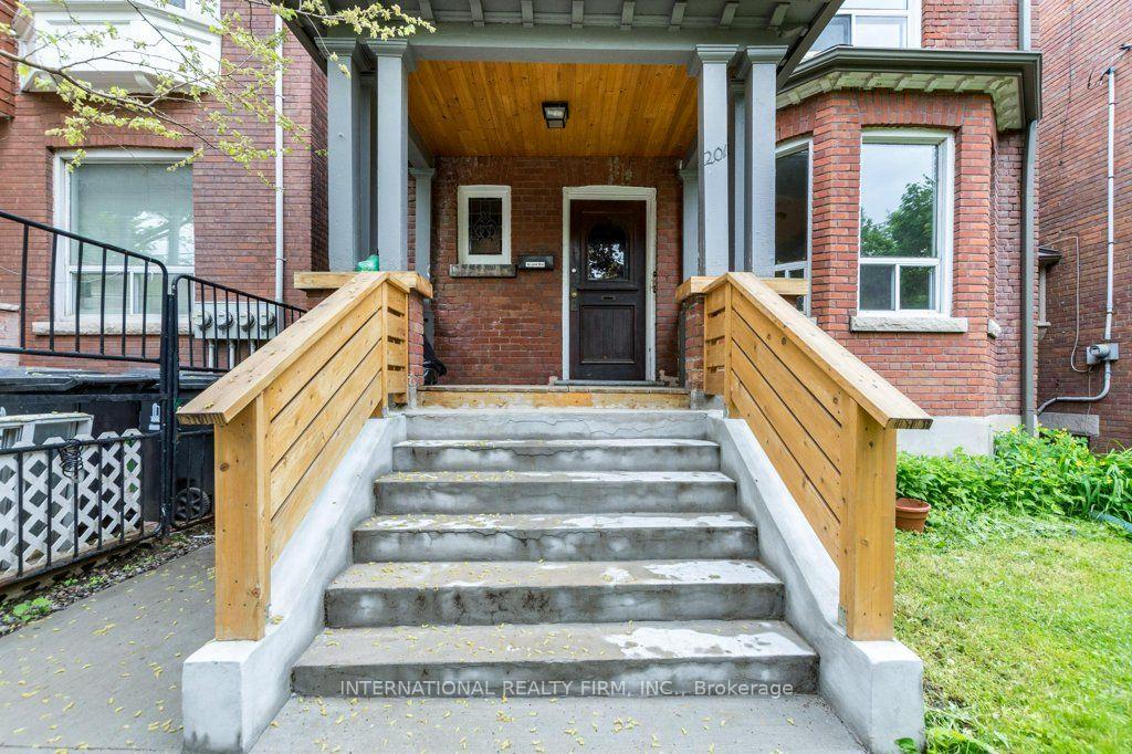 Photo 4 of 201 Madison Avenue, Toronto, The Annex — HOMEH