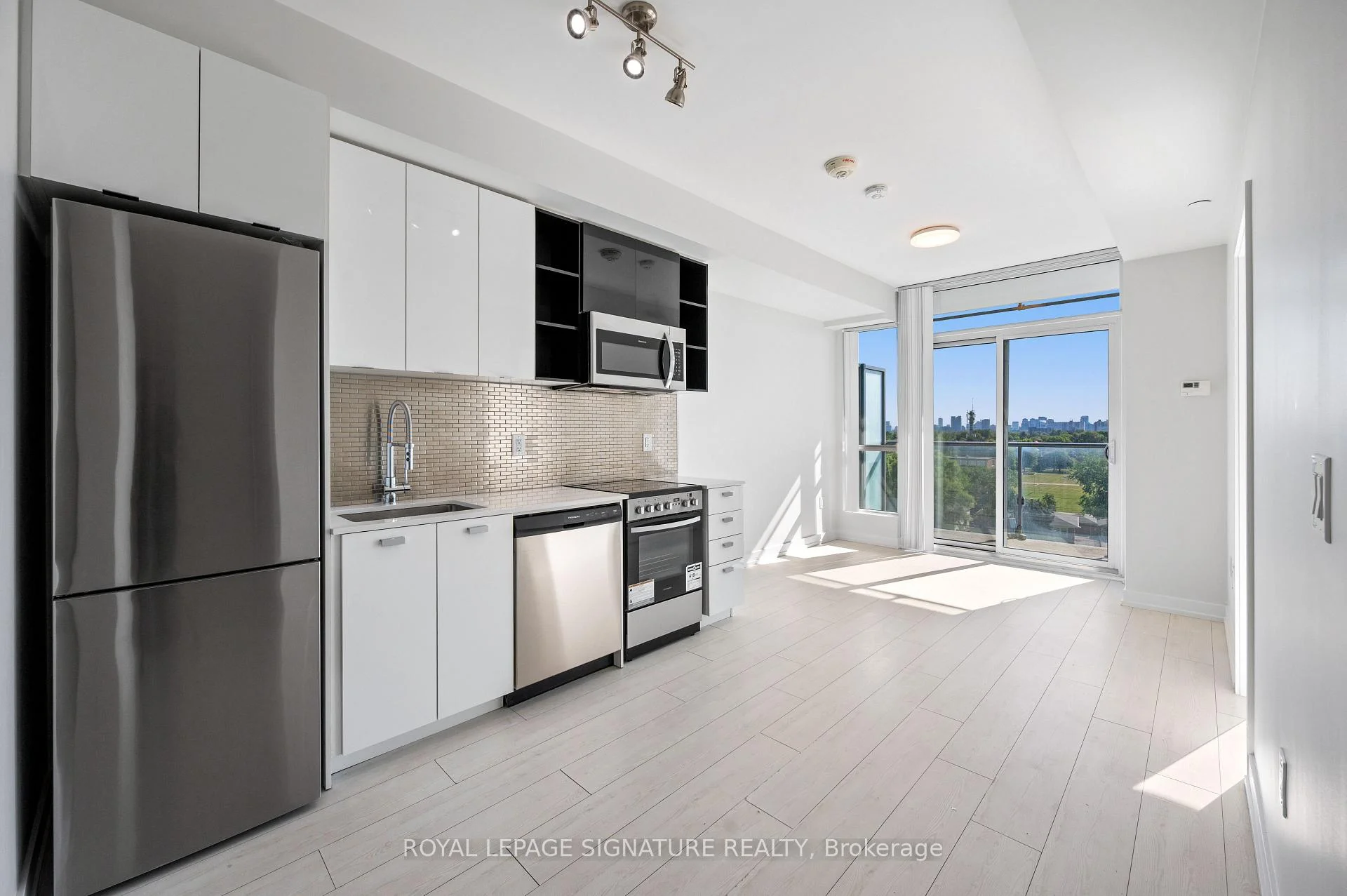 Photo 7 of Unit 710, 10 De Boers Drive, North York, York University Heights — HOMEH
