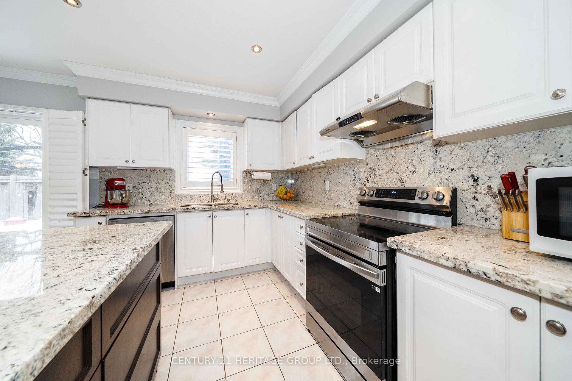 Photo 8 of 2211 Old Rutherford Road, Vaughan, Maple — HOMEH