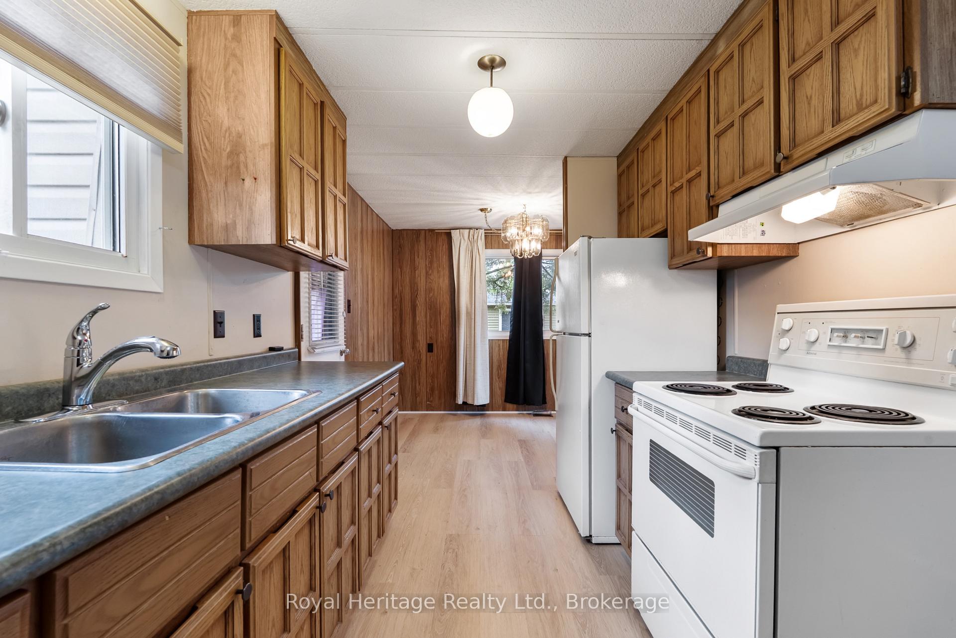 Photo 10 of 2 Fenelon Way, Kawartha Lakes, Lindsay — HOMEH