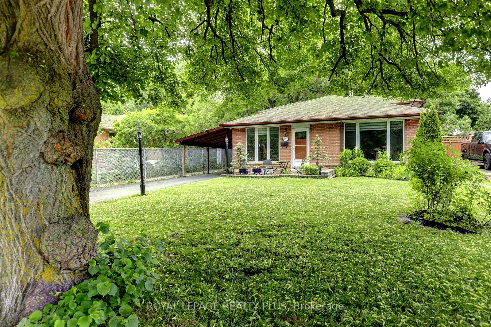 Photo 2 of 2694 Truscott Drive, Mississauga, Clarkson — HOMEH