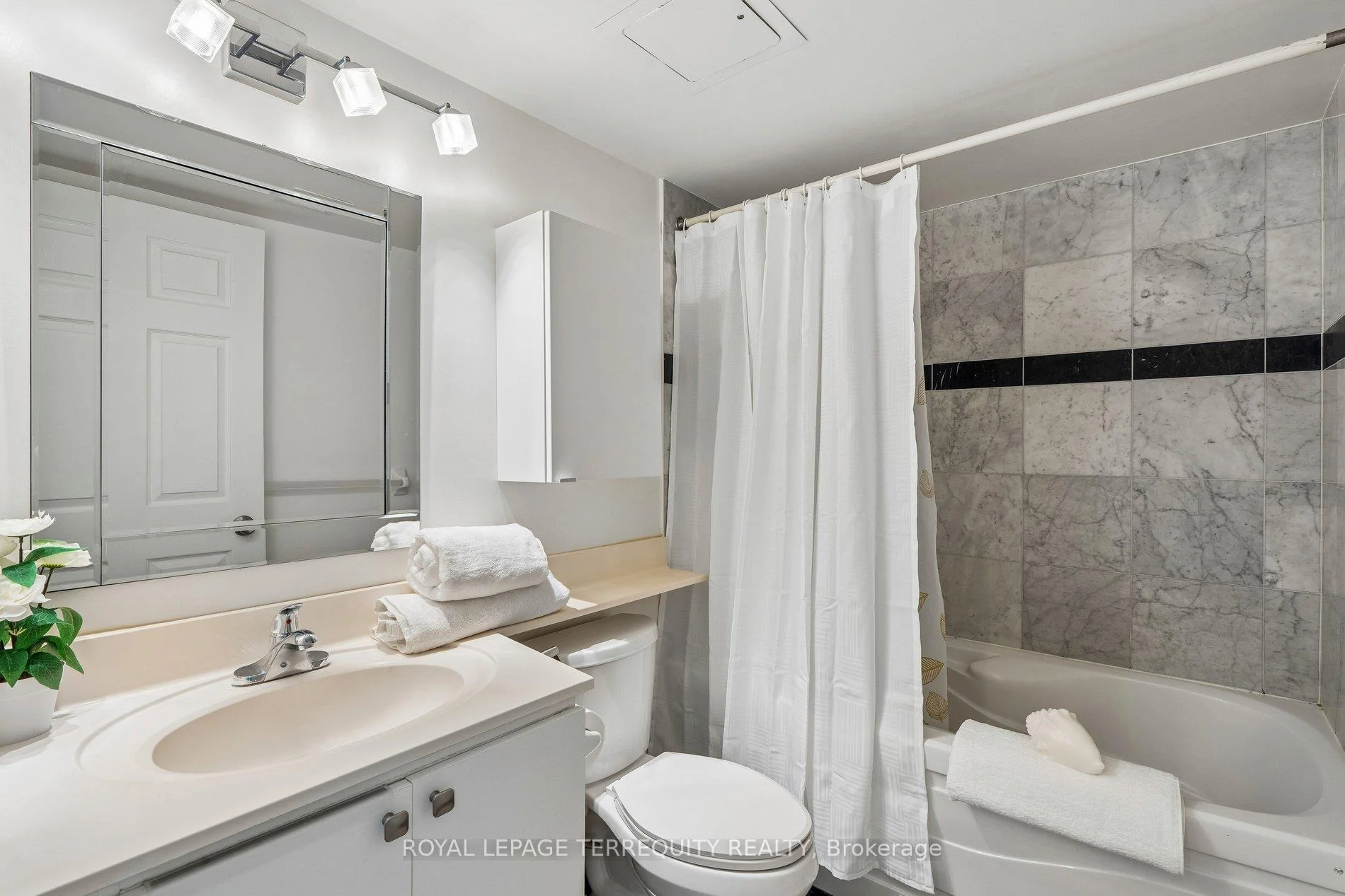 Photo 16 of Unit 906, 18 Lee Centre Drive, Scarborough, Woburn — HOMEH