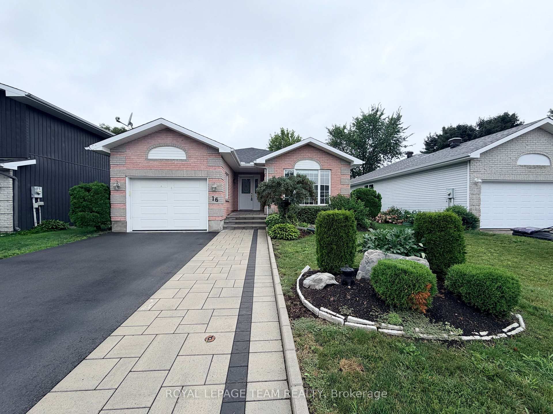 Photo 2 of 16 Fairview Crescent, Arnprior, Arnprior — HOMEH