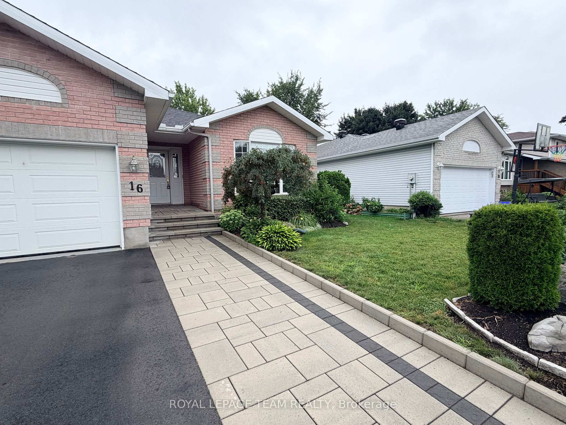Photo 3 of 16 Fairview Crescent, Arnprior, Arnprior — HOMEH