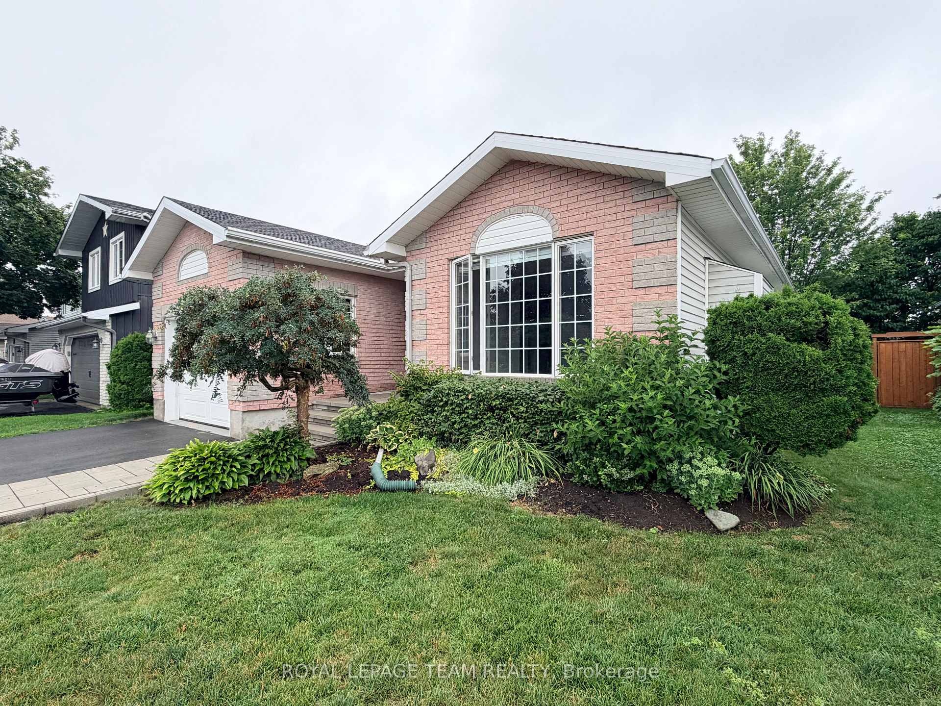Photo 4 of 16 Fairview Crescent, Arnprior, Arnprior — HOMEH