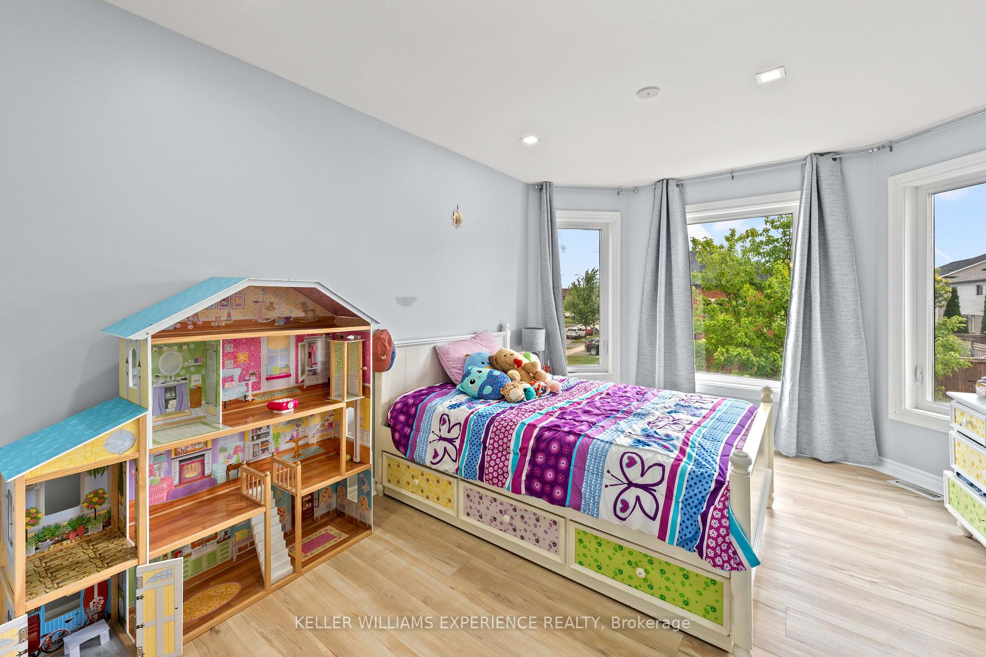 Photo 26 of 16 Snowden Avenue, Barrie, Innis-Shore — HOMEH