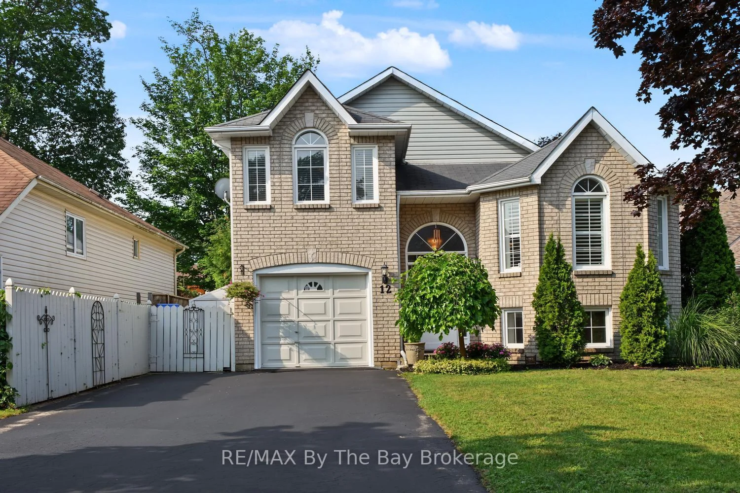 Photo 3 of 12 Goldsmith Place, Wasaga Beach — HOMEH