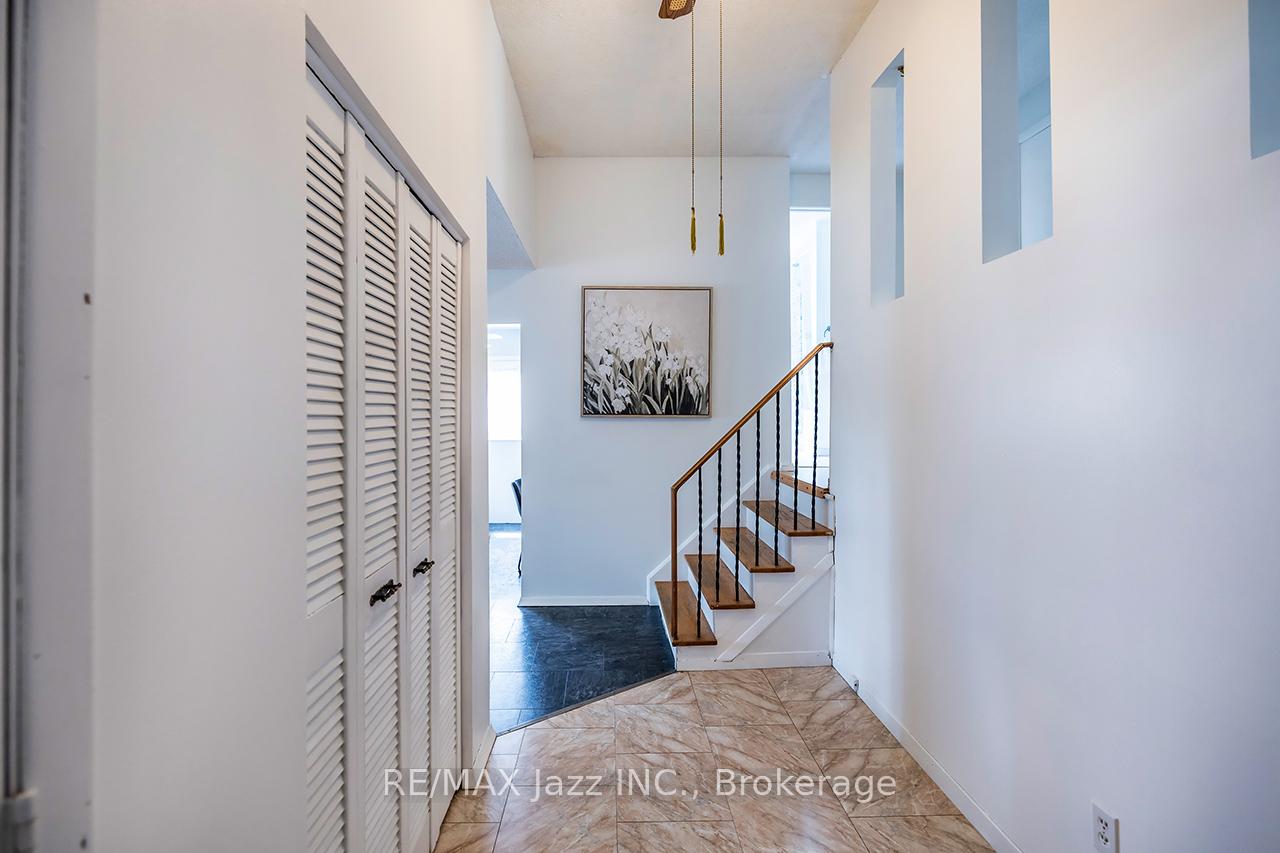 Photo 7 of 22 Deerpark Crescent, Clarington, Bowmanville — HOMEH