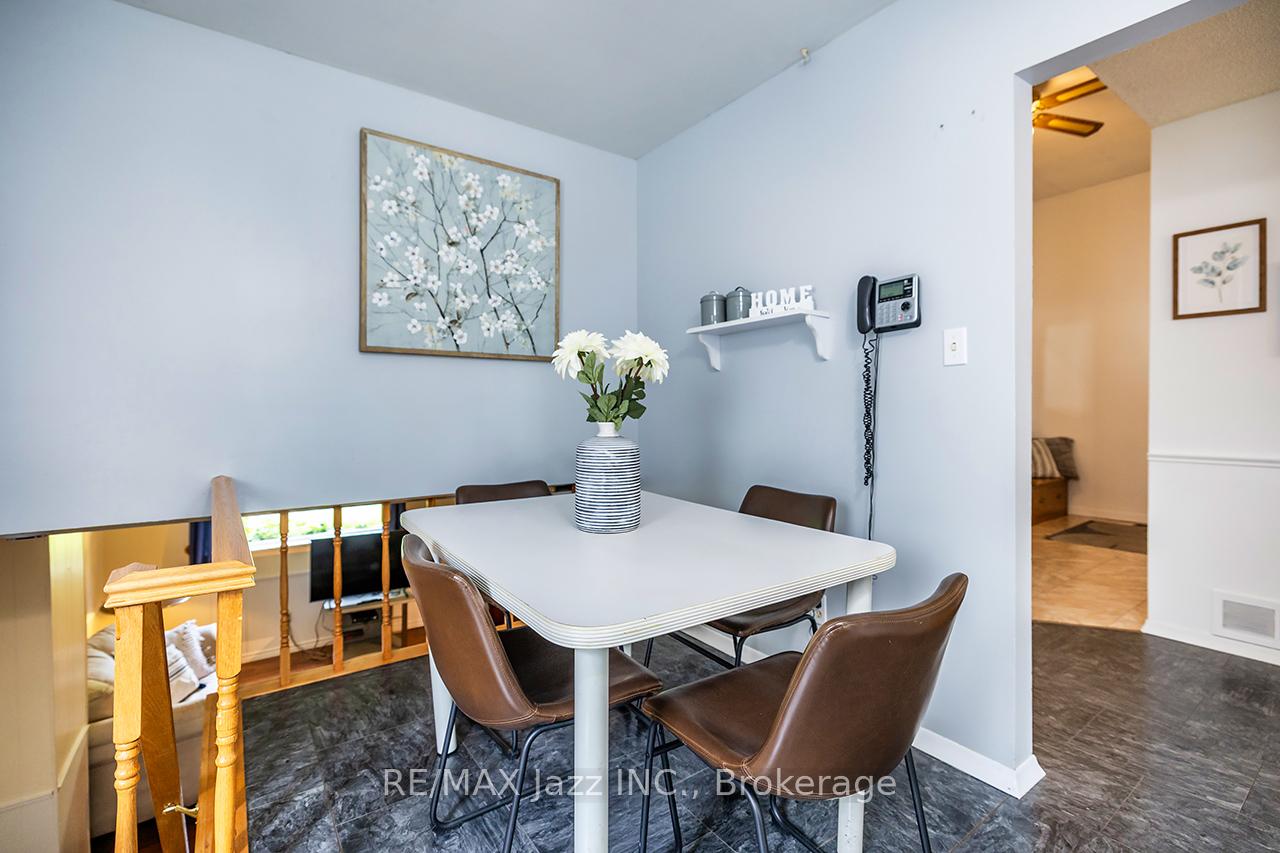 Photo 10 of 22 Deerpark Crescent, Clarington, Bowmanville — HOMEH