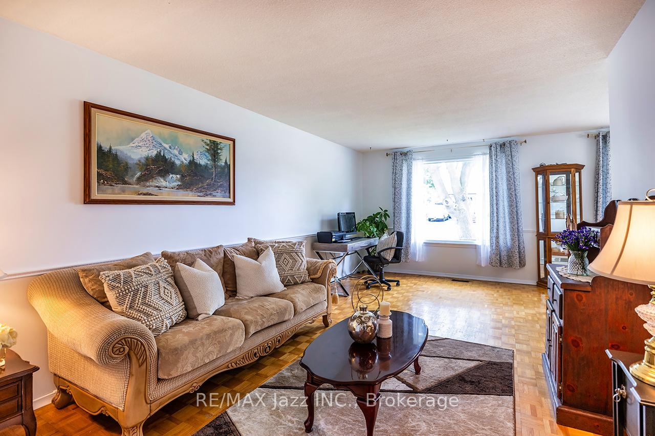 Photo 12 of 22 Deerpark Crescent, Clarington, Bowmanville — HOMEH