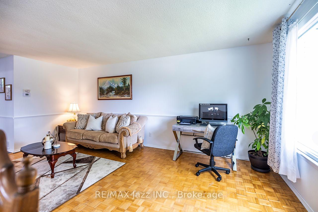 Photo 15 of 22 Deerpark Crescent, Clarington, Bowmanville — HOMEH