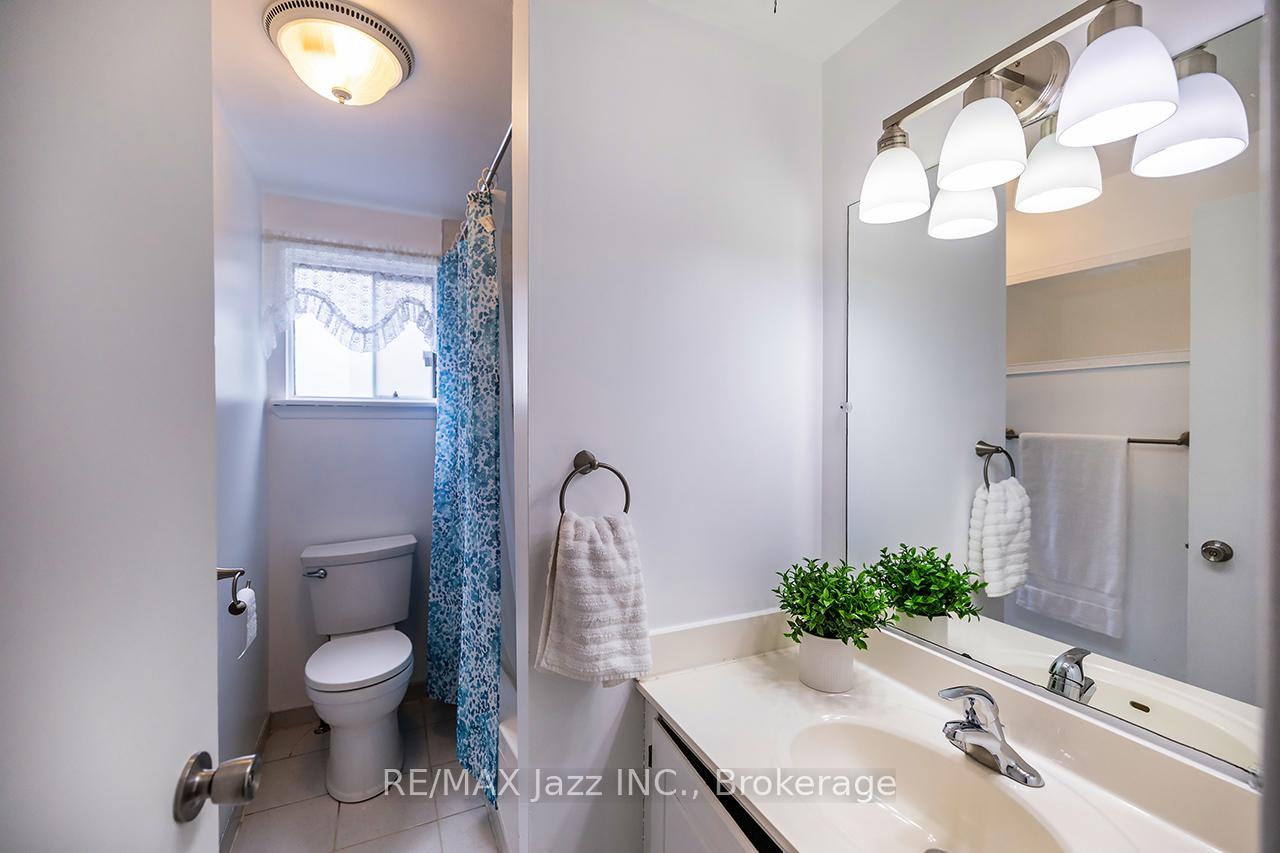 Photo 18 of 22 Deerpark Crescent, Clarington, Bowmanville — HOMEH