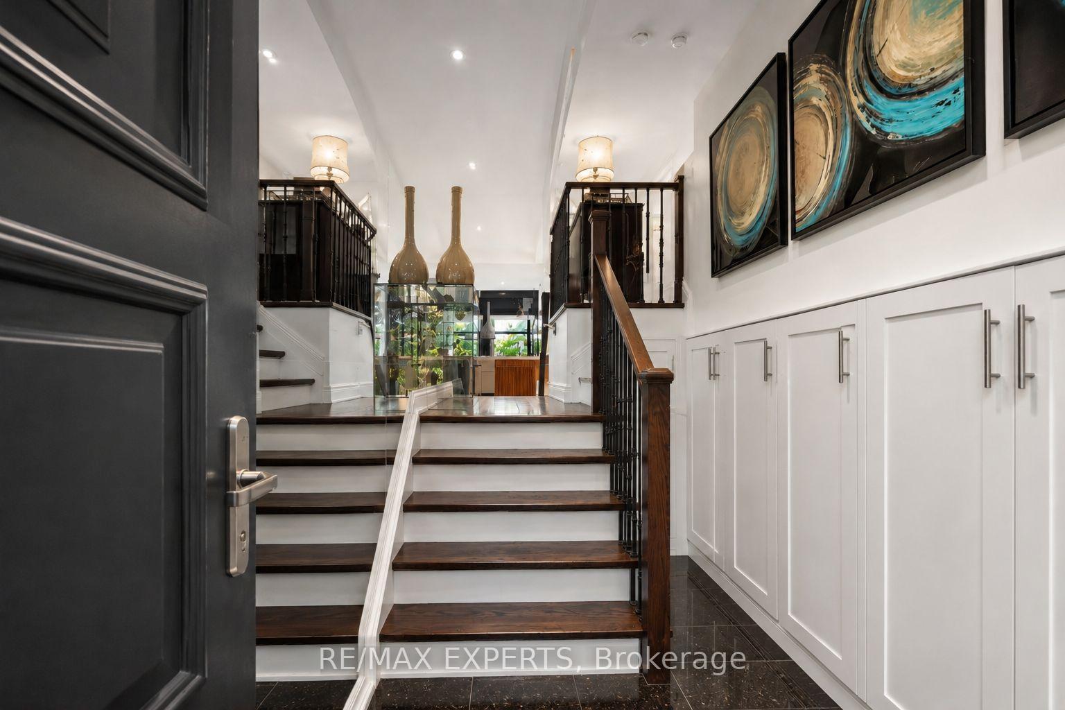 Photo 4 of 22 Matthew Court, Etobicoke, Princess-Rosethorn — HOMEH