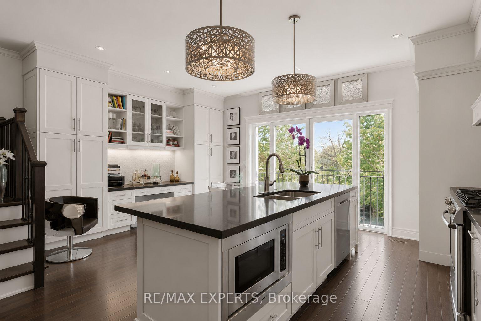 Photo 7 of 22 Matthew Court, Etobicoke, Princess-Rosethorn — HOMEH