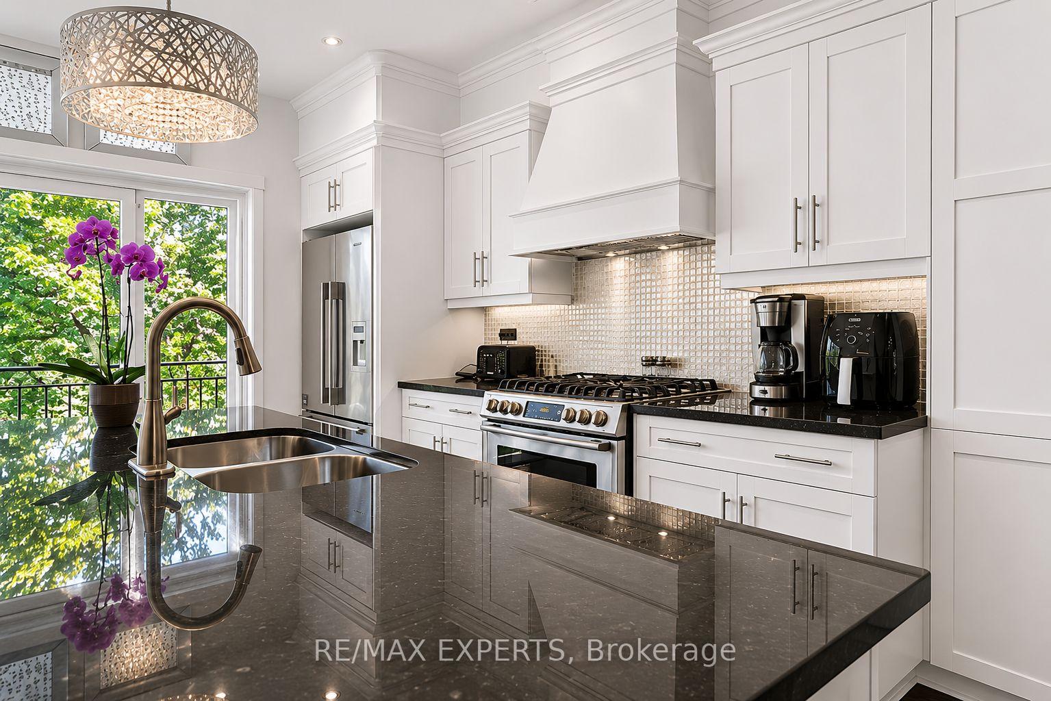 Photo 8 of 22 Matthew Court, Etobicoke, Princess-Rosethorn — HOMEH