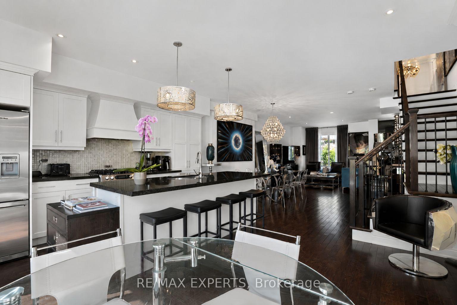 Photo 9 of 22 Matthew Court, Etobicoke, Princess-Rosethorn — HOMEH