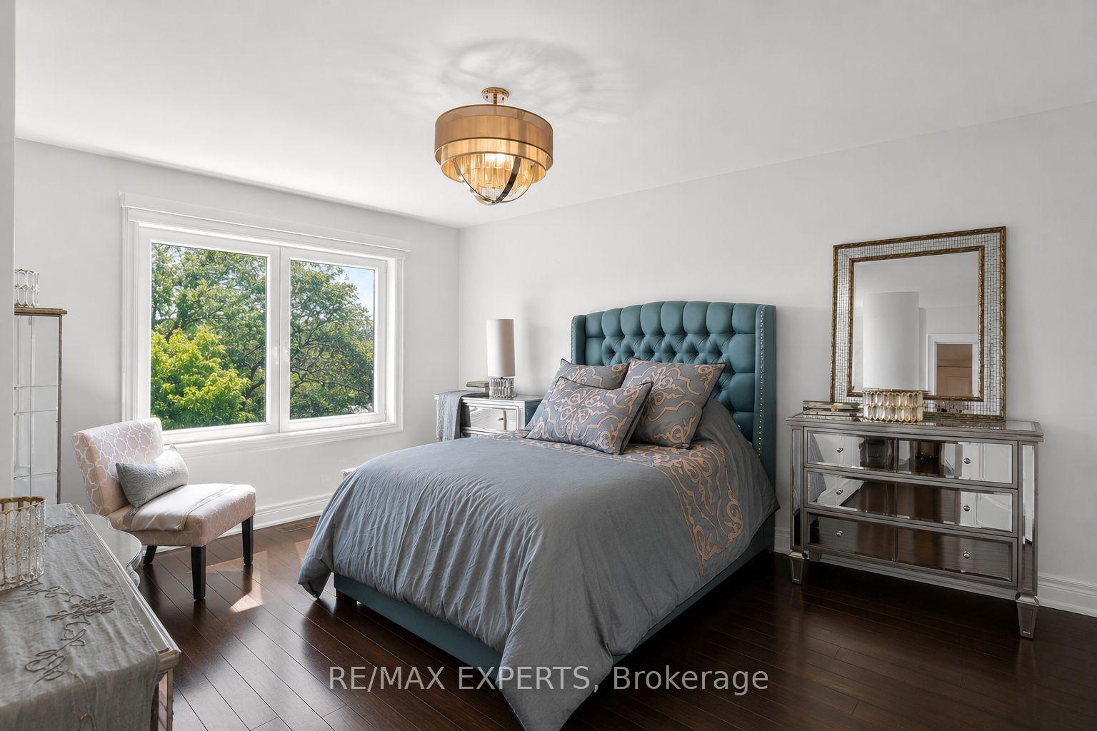 Photo 16 of 22 Matthew Court, Etobicoke, Princess-Rosethorn — HOMEH