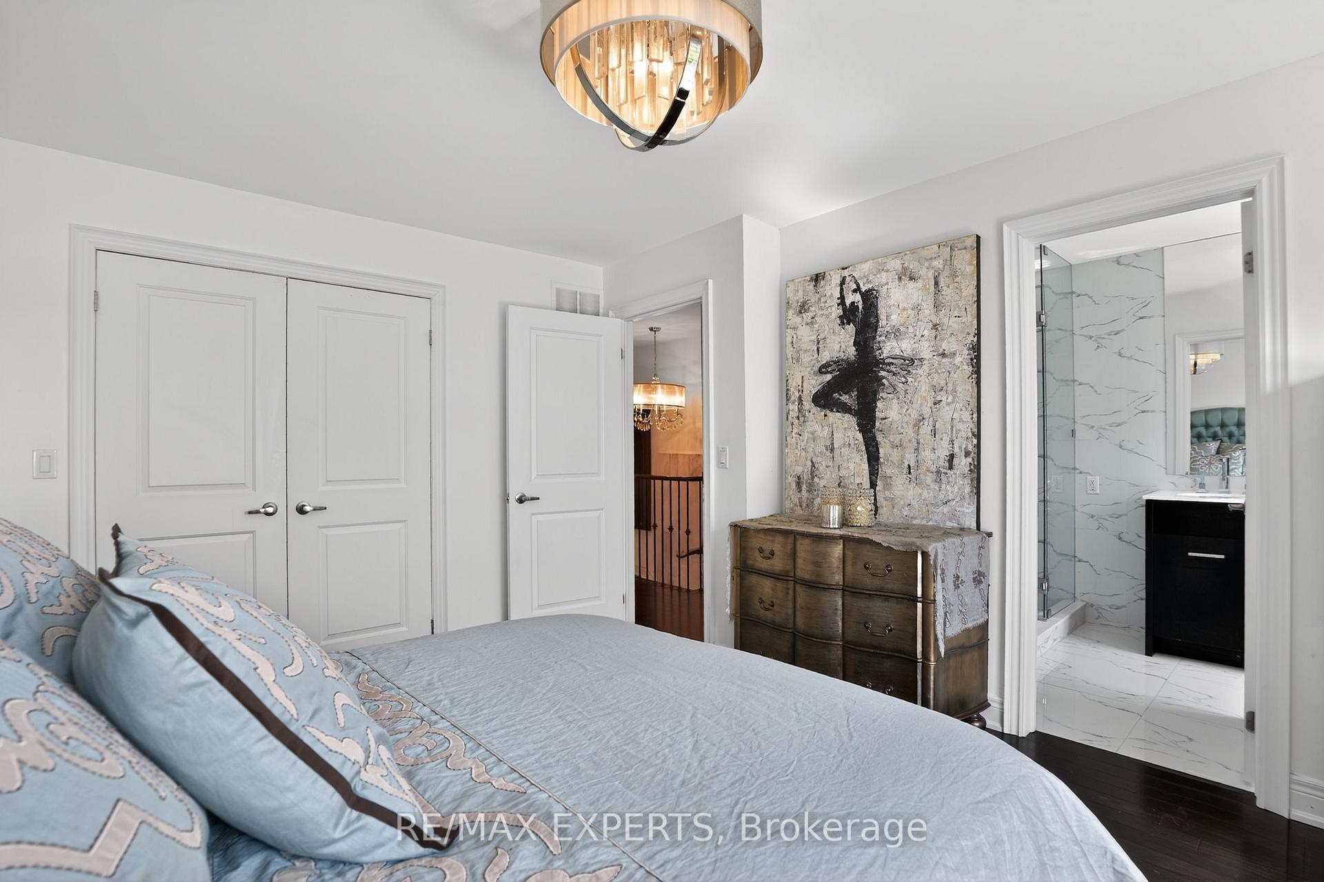 Photo 17 of 22 Matthew Court, Etobicoke, Princess-Rosethorn — HOMEH