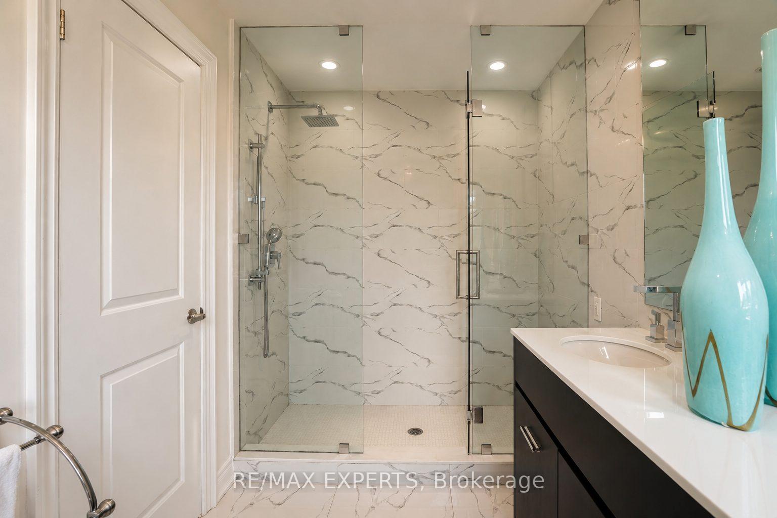Photo 18 of 22 Matthew Court, Etobicoke, Princess-Rosethorn — HOMEH