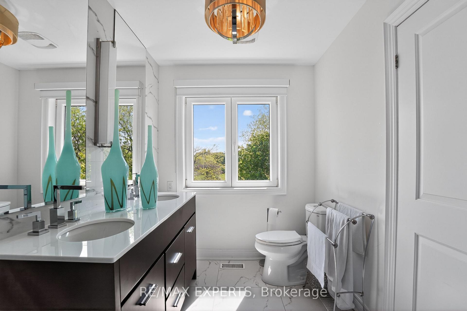 Photo 19 of 22 Matthew Court, Etobicoke, Princess-Rosethorn — HOMEH