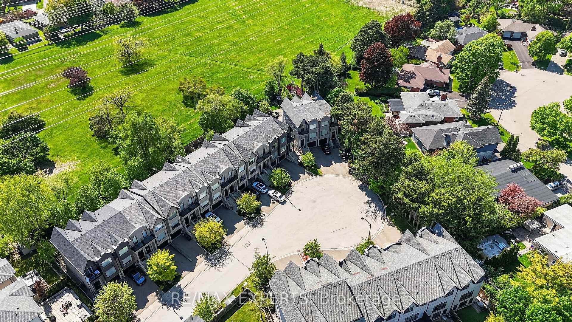 Photo 38 of 22 Matthew Court, Etobicoke, Princess-Rosethorn — HOMEH