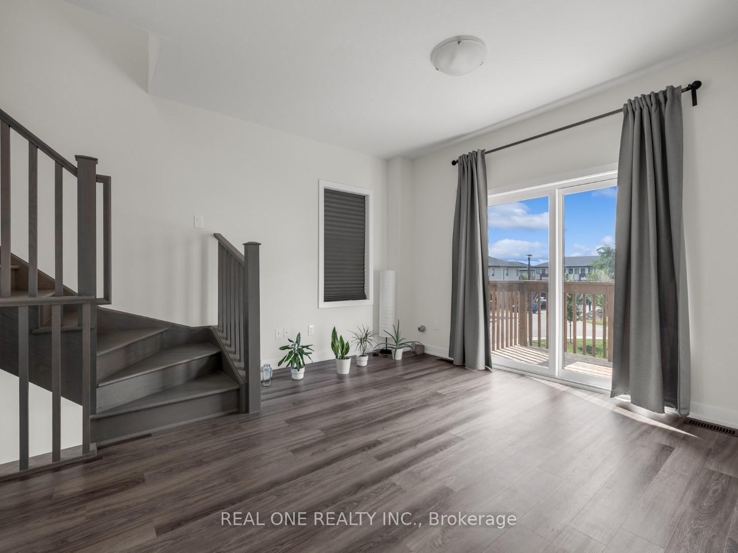 Photo 3 of 1 Markle Crescent, Hamilton, Ancaster — HOMEH