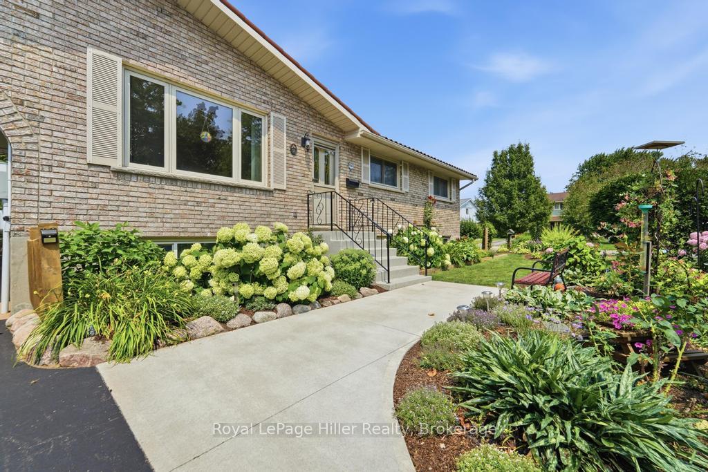 Photo 5 of 58 Kemp Crescent, Stratford — HOMEH