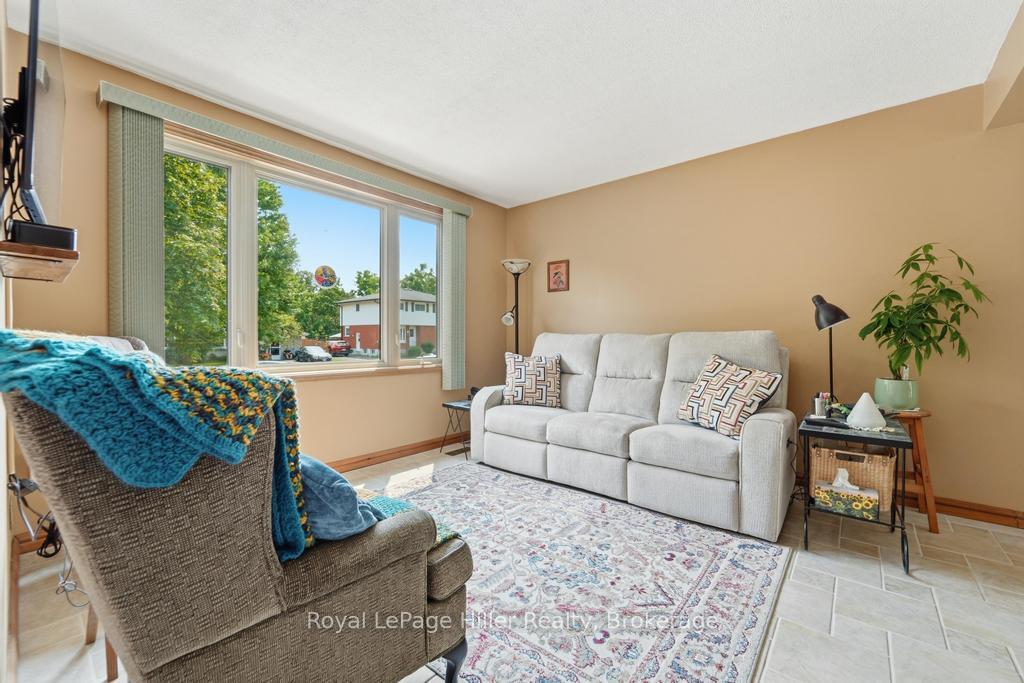 Photo 8 of 58 Kemp Crescent, Stratford — HOMEH
