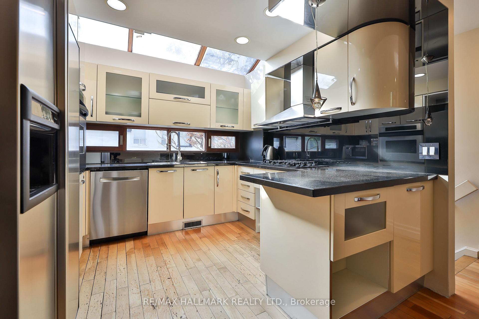 Photo 5 of 30A Bishop Street, Toronto, The Annex — HOMEH