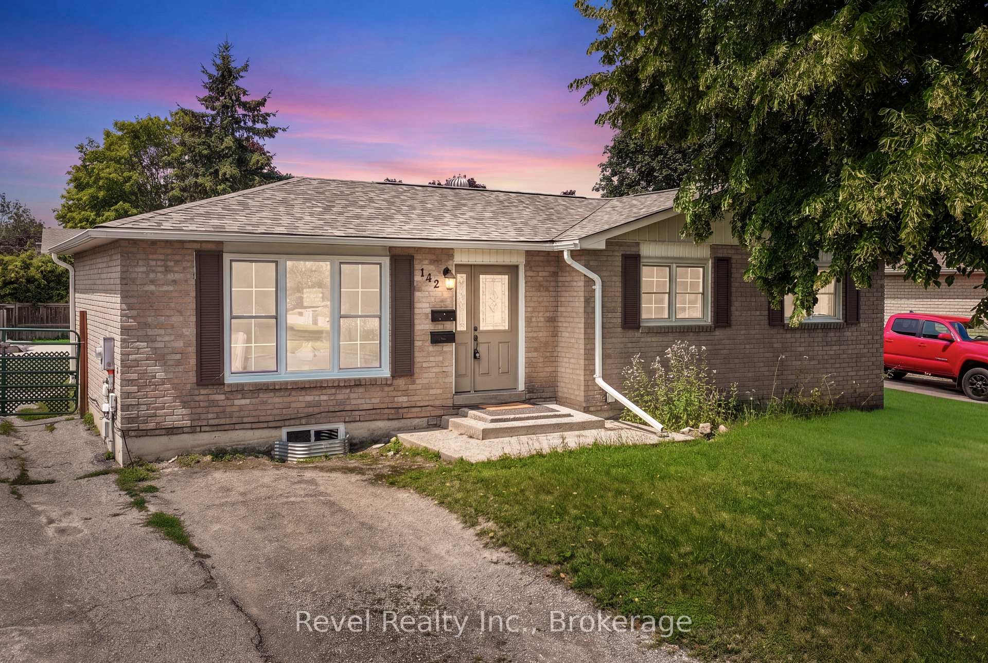 Photo 2 of 142 Sanderling Crescent, Kawartha Lakes, Lindsay — HOMEH