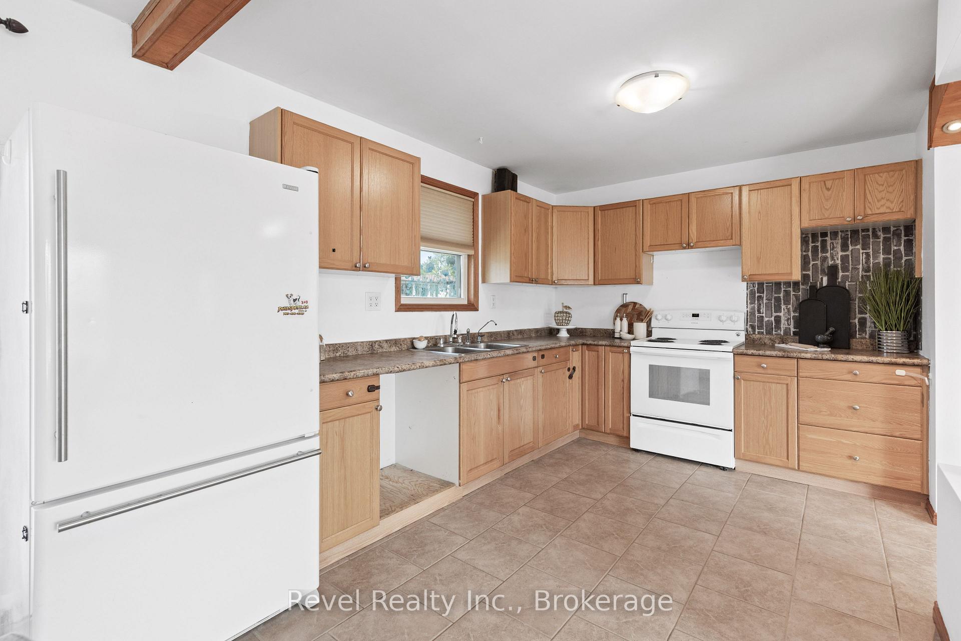 Photo 18 of 142 Sanderling Crescent, Kawartha Lakes, Lindsay — HOMEH