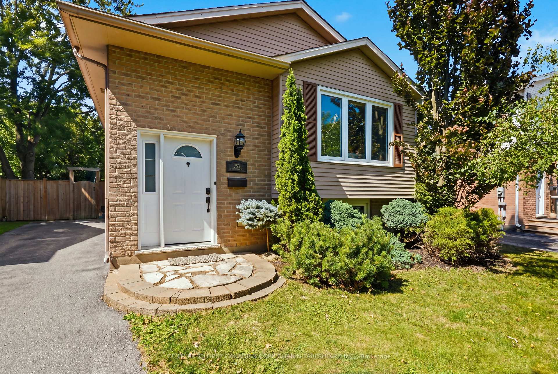 Photo 1 of 252 Ardsley Crescent, London, North I — HOMEH