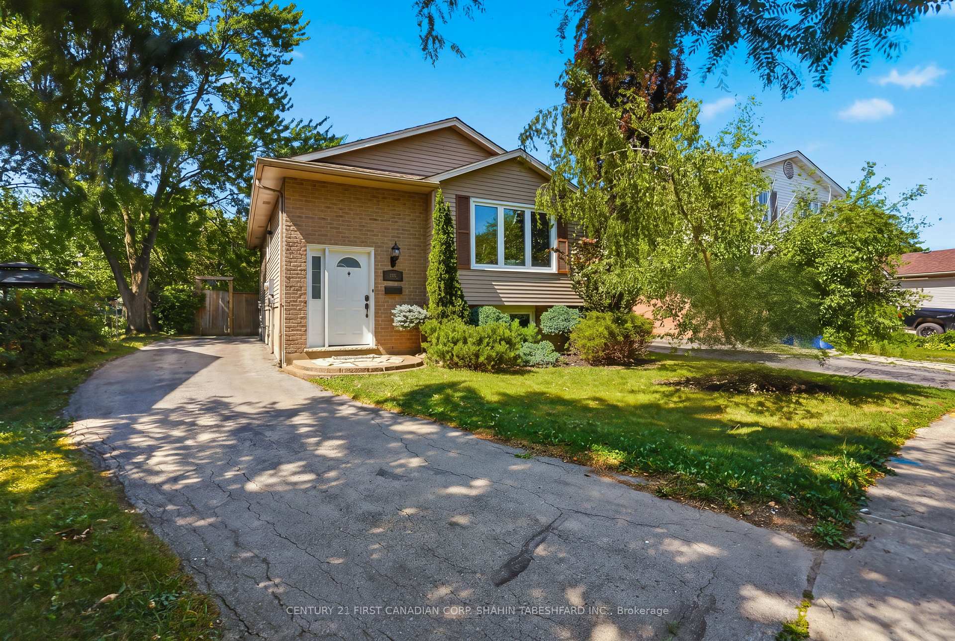 Photo 2 of 252 Ardsley Crescent, London, North I — HOMEH